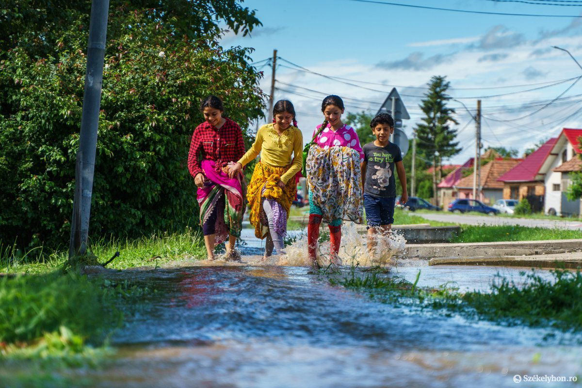 Fiatalok élvezik az árvizet Körtvélyfáján június 23-án &bullet;  Fotó: Haáz Vince