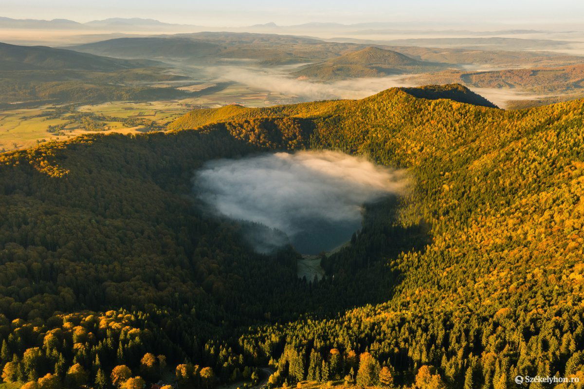 A gyönyörű színek miatt ősszel a hivatásos és amatőr fotósok egyik kedvenc helyszíne a Szent Anna-tó &bullet;  Fotó: Pinti Attila