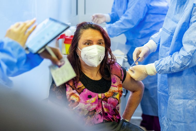 Araszolás: a felnőtt lakosság körében már súrolja az 50 százalékot a beoltottak száma