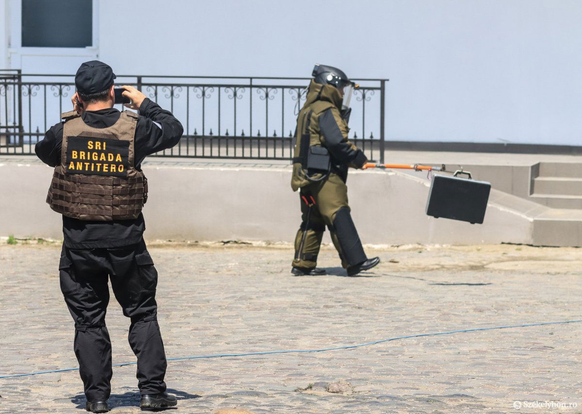 Július 7-én lezárták a székelyudvarhelyi vonatállomásnál található parkoló egy részét, miután egy gyanús csomagról érkezett bejelentés a helyi rendőrségre •  Fotó: Erdély Bálint Előd