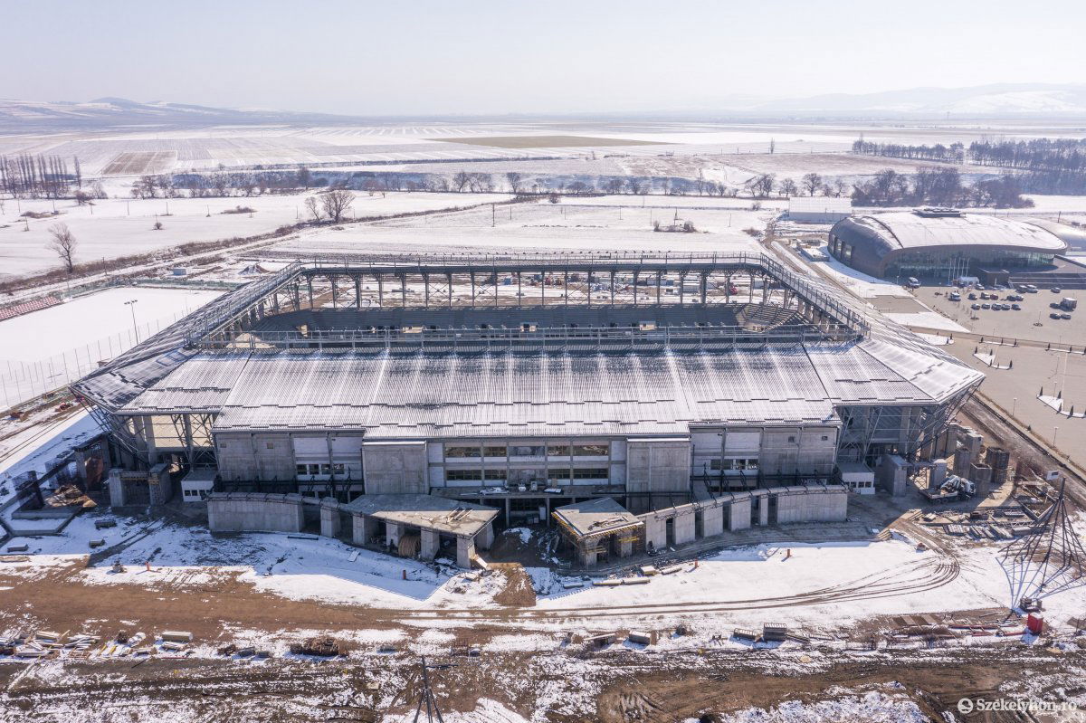 Formát ölt a székelyföldi sportélet építészeti gyöngyszeme: gőzerővel dolgoznak márciusban a 8400 férőhelyesre tervezett, négy UEFA-csillagos stadionon •  Fotó: Pinti Attila