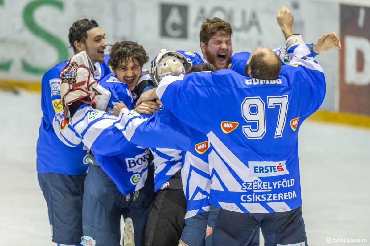 A végső győzelem utáni pillanatok: április elején a Csíkszeredai Sportklub a döntő hatodik mérkőzésén tett pontot az Erste Liga 2020–2021-es szezonjának végére, miután hazai pályán 5–3-ra múlta felül az örök rivális Brassói Coronát •  Fotó: Pinti Attila