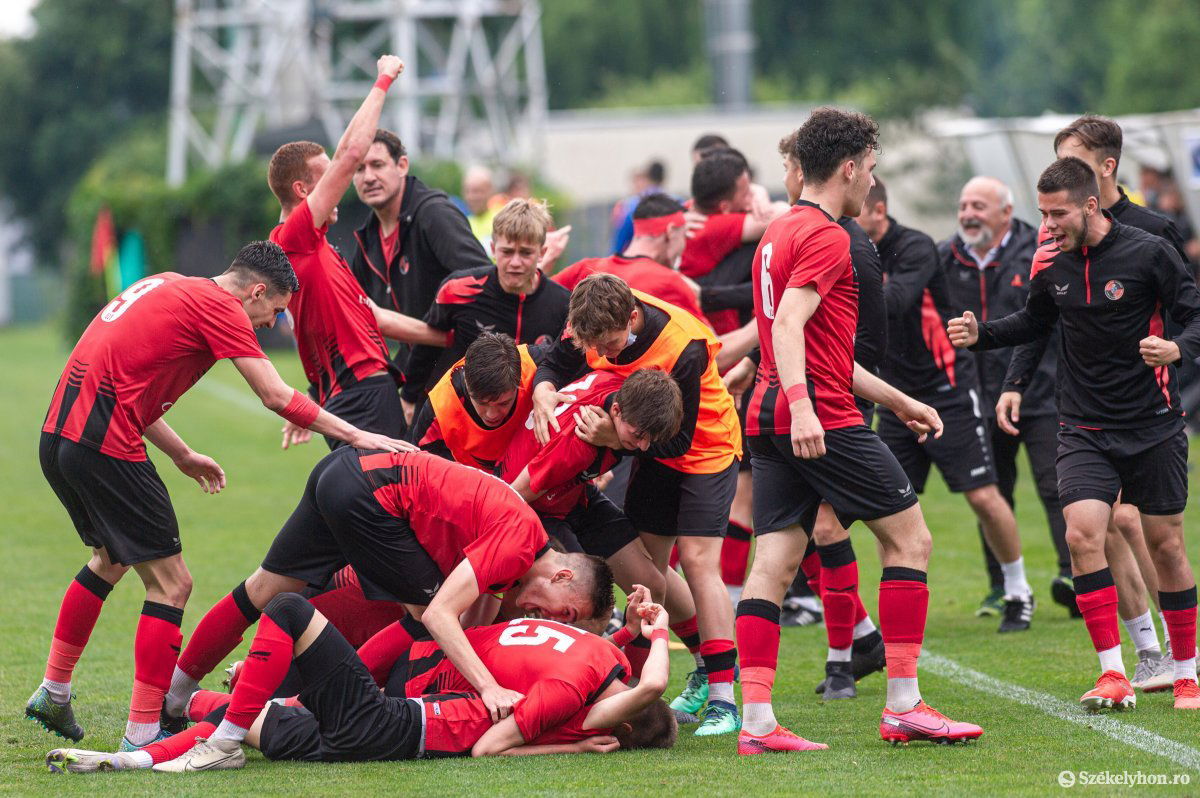 Megtörtént a csoda, a papírformát borítva hódította el a labdarúgó U19-es Elit Liga trófeáját június 13-án a Bukarest melletti Mogoșoaián az FK Csíkszereda a Gheorghe Hagi Akadémia ellen •  Fotó: Pinti Attila