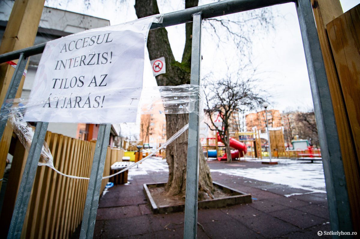 2021 tavaszán a járványhelyzet miatt lezárták a játszótereket. Voltak mégis olyanok, akik a gyermek örömét a közszabályok fölé helyezték •  Fotó: Rab Zoltán