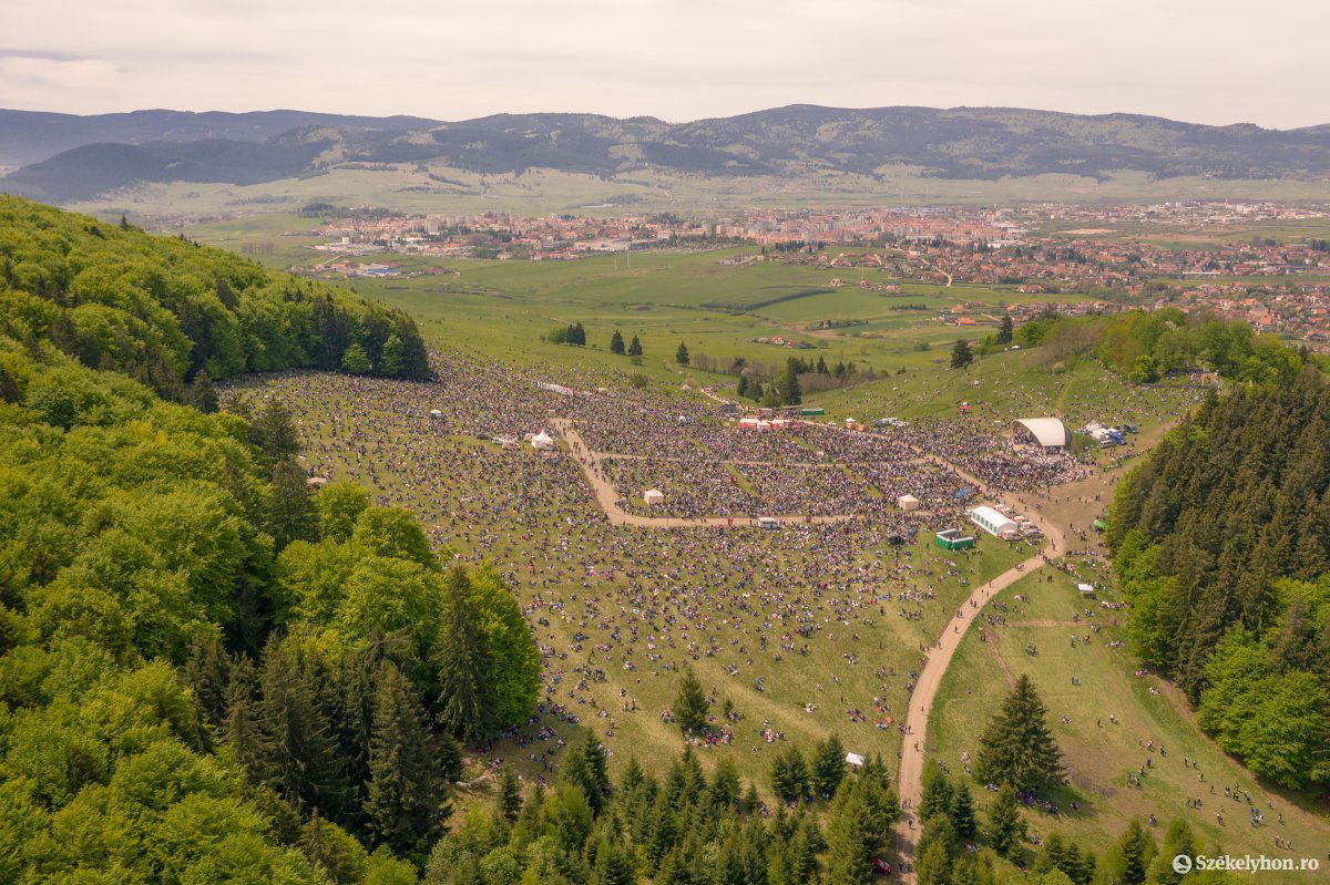 A megszokottnál kevesebben, de így is szép számban vettek részt az idei csíksomlyói búcsún, meg is telt zarándokokkal a somlyói hegynyereg májusban •  Fotó: Pinti Attila