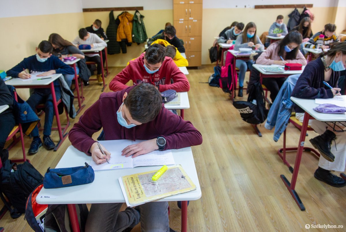 A járvány miatt országosan elrendelt iskolai oktatási szünet után, kötelező maszkviselés mellett újrakezdődött a tanítás a Baczkamadarasi Kis Gergely Református Kollégiumban Székelyudvarhelyen, február 8-án •  Fotó: Beliczay László