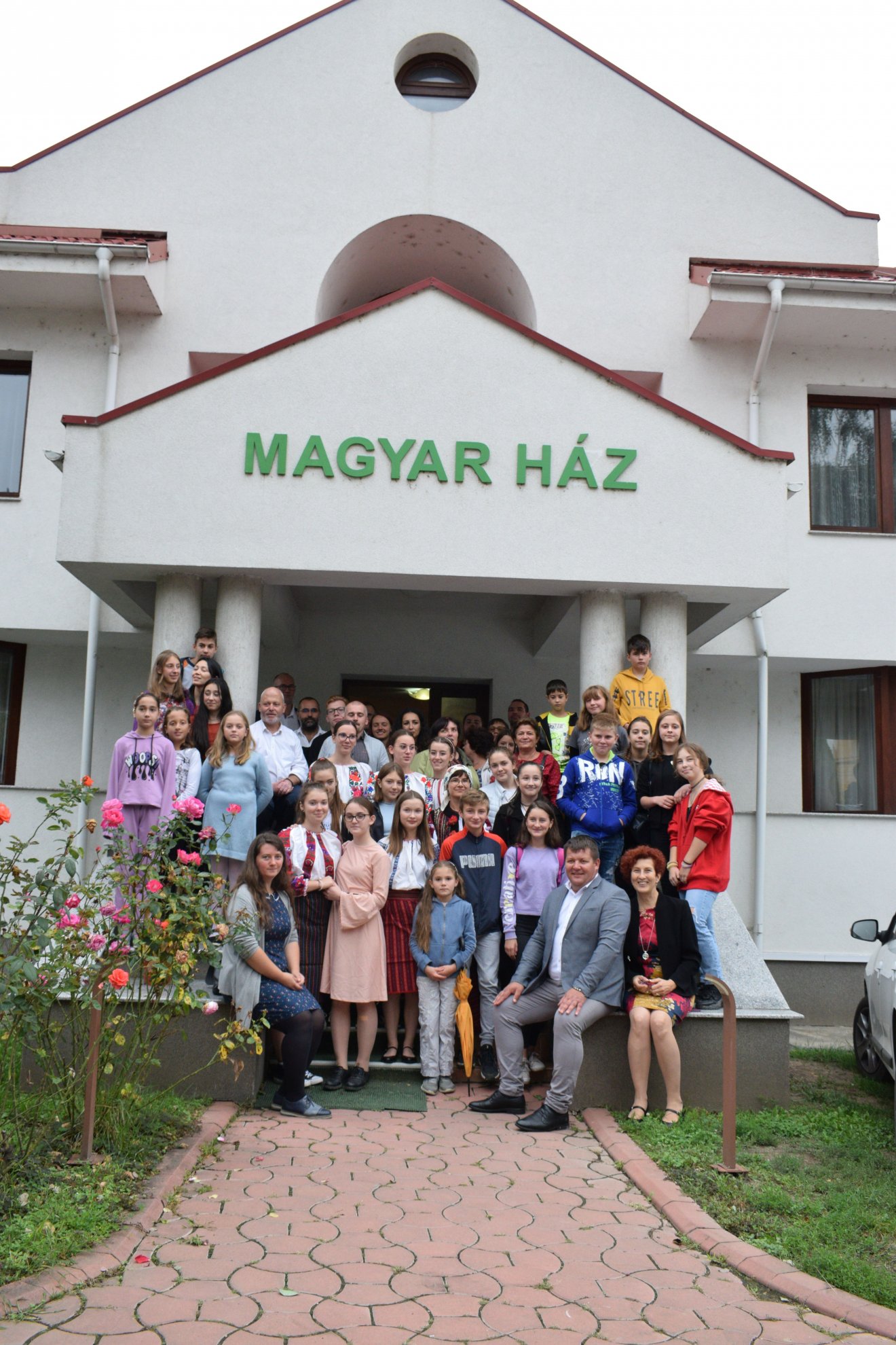 A csángó gyerekek alkotásaiból a bákói Magyar Házban nyílt kiállítás az ősszel •  Fotó: Moldvai Csángómagyarok Szövetsége