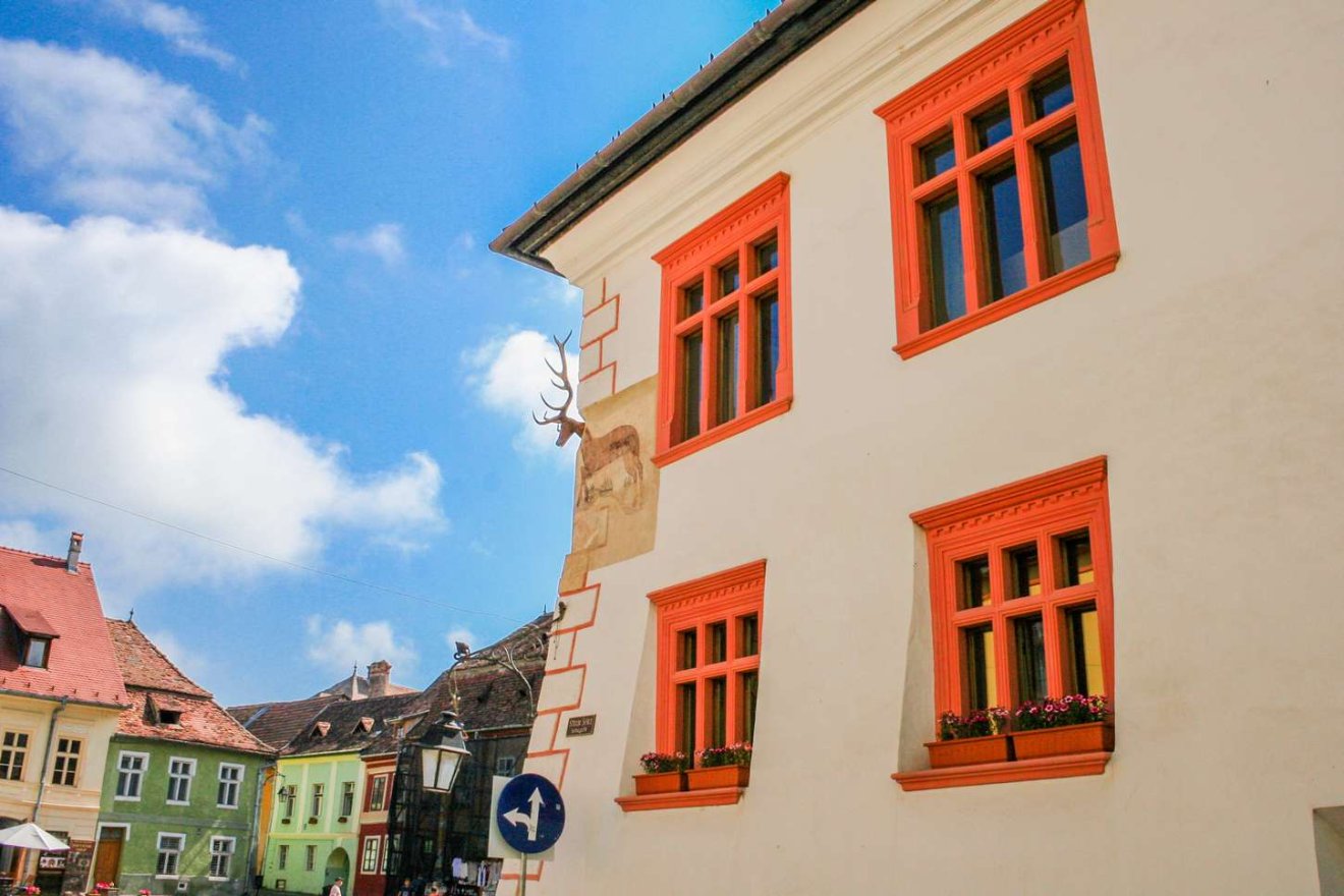 Segesvár egyik jelképe a késő-reneszánsz kori Szarvas-ház • Fotó: https://sighisoara.com.ro