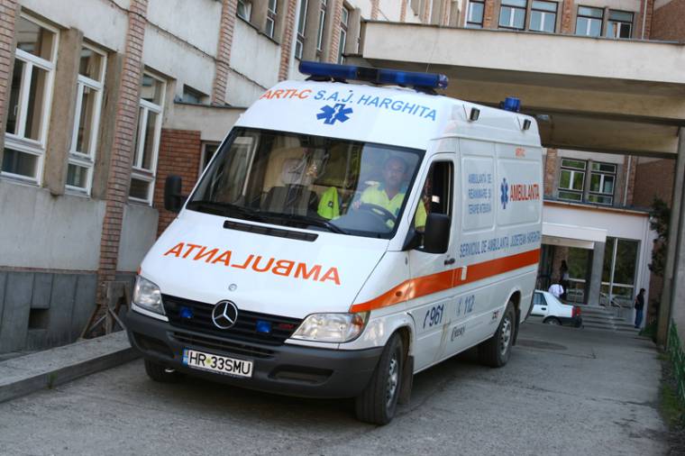 Menet közben esett ki az autóból