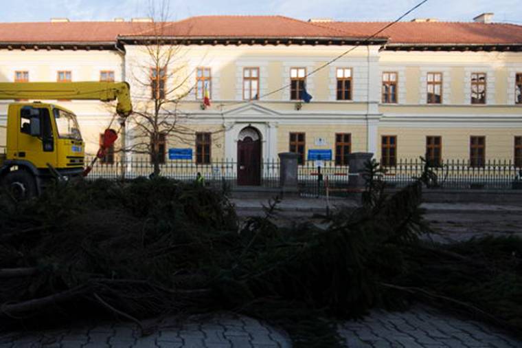Teljes pompájában látszik az épület