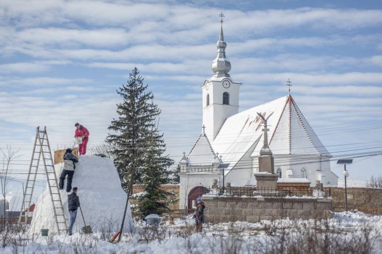 Felülmúlni a tavalyit – tízméteres hóembert építenek Bánkfalván