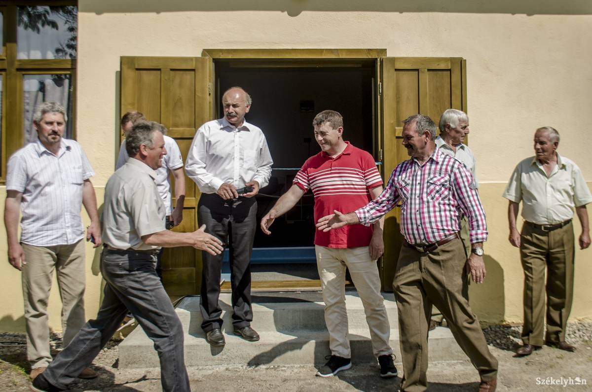 „Egymást üdvözlők társasága” a 25 év „kényszerpihenő” után júniusban újra megnyitott szépvízi kuglipálya avatóünnepségén •  Fotó: Pinti Attila