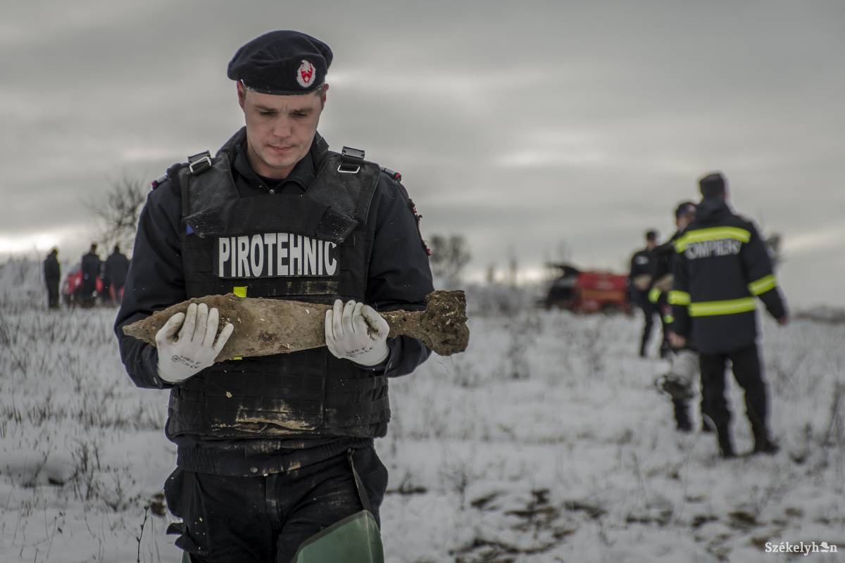 Világháborús robbanóeszköz a pirotechnikus kezében néhány perccel a november végén Delne határában végzett irányított megsemmisítés előtt •  Fotó: Pinti Attila