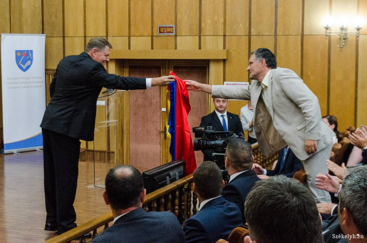 Székelyföldi látogatásán román trikolórt nyújt át Klaus Johannis államfő, Ráduly Róbert Kálmánnak, Csíkszereda polgármesterének •  Fotó: Gecse Noémi