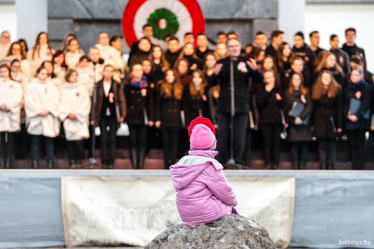 Ünnepség március 15-én, Magyarország nemzeti ünnepe alkalmából Csíkszeredában, a Mikó-vár előtti téren •  Fotó: Gecse Noémi