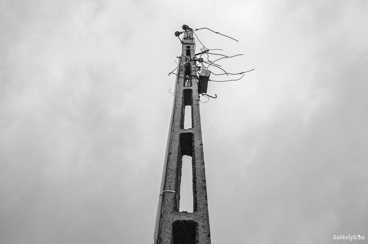 Földbe kerültek az elektromos vezetékek Csíksomlyón, a régi oszlopokat pedig eltüntették •  Fotó: Gecse Noémi