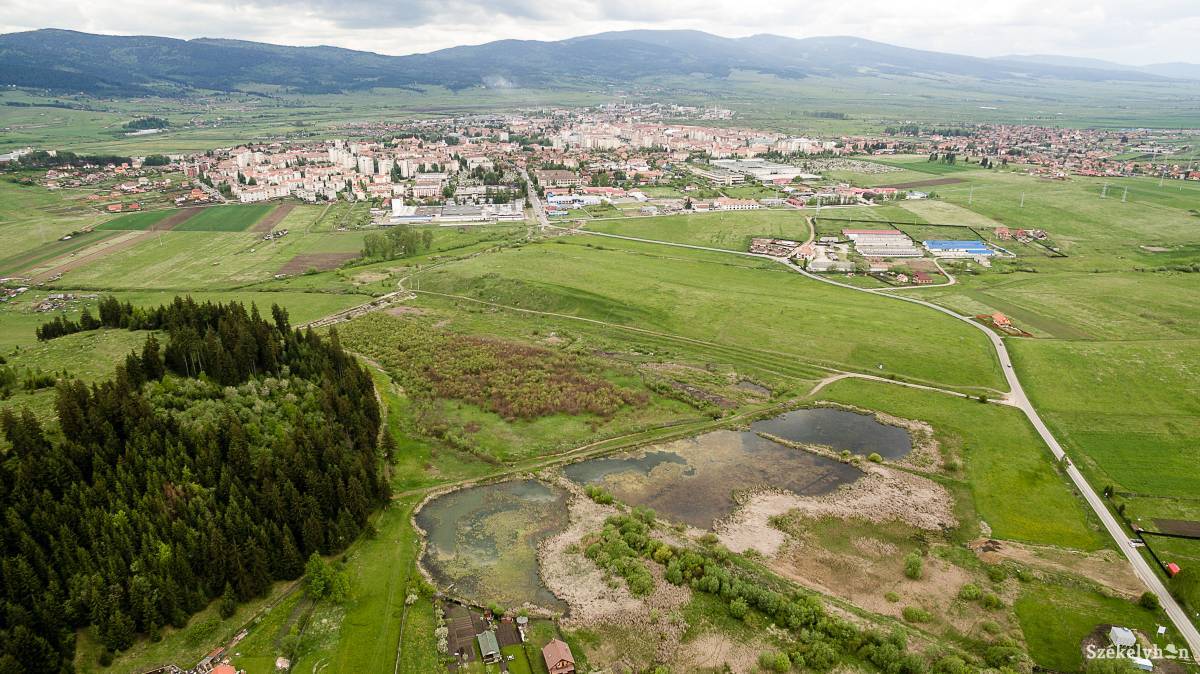 Csíkszereda és a szomszédos Suta-tó maradványai madártávlatból •  Fotó: Farkas Tamás
