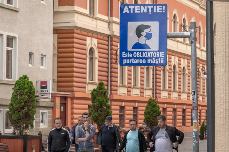 Ismét kötelezővé válik a maszkviselés Brassó belvárosában