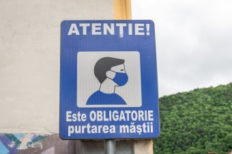Nyolc rendőrt ítéltek el, miután két fiatalt megvertek és megaláztak egy maszkviselési vita miatt