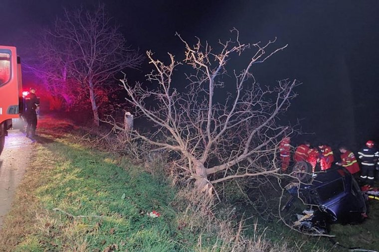 Kettészakadt a személyautó, nem élte túl a sofőr