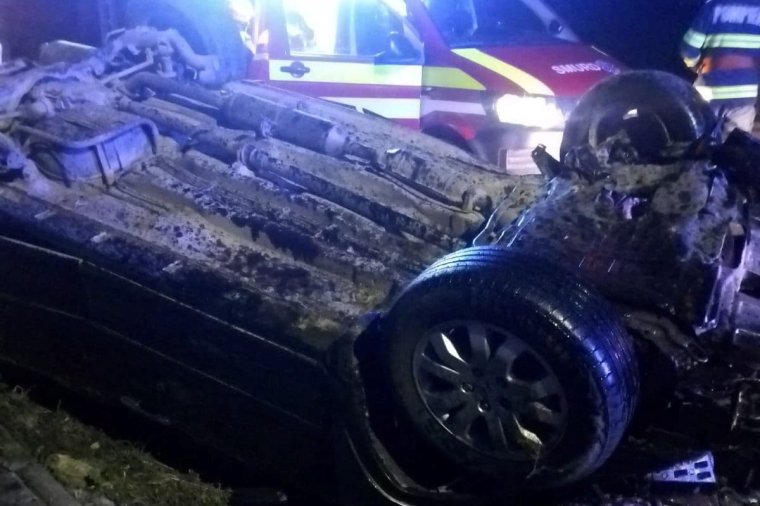 Hídfőnek ütközött és felborult az autó, egy személy nem élte túl a balesetet