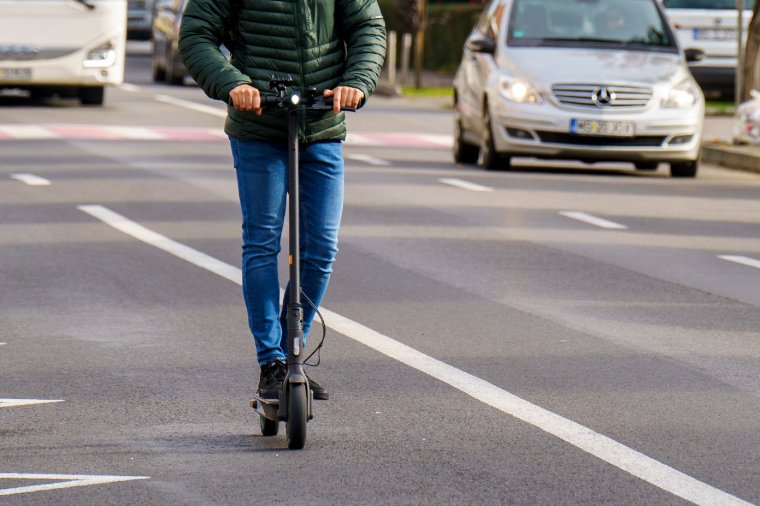 Kötelező biztosítást kell majd fizetni bizonyos e-rollerekre és -kerékpárokra