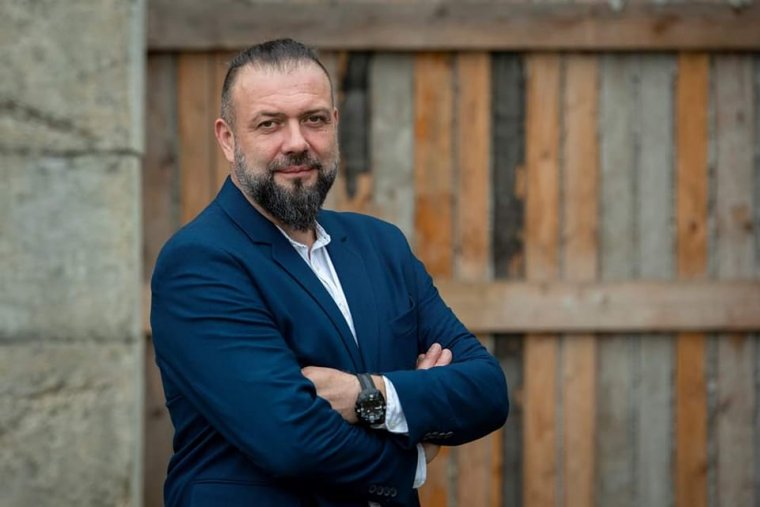 Újraszerződtették a szélnek eresztett művészeket