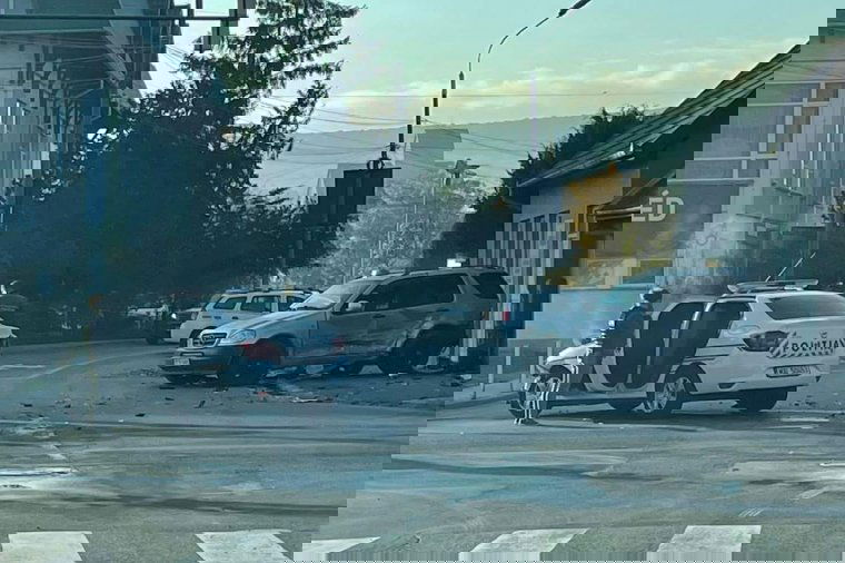 Rendőrautó ütközött civil gépjárművel Székelyudvarhelyen