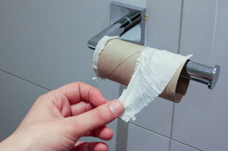 Majd ha ők kell vigyék, talán nem pazarolják a vécépapírt