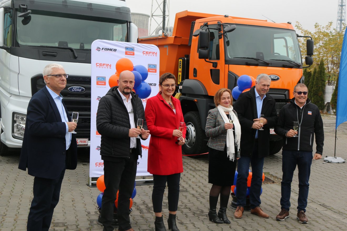 A szalagvágás pillanatai •  Fotó: Berszán István