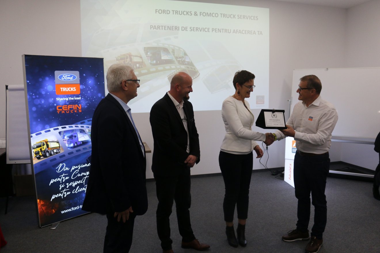 Csizmadia Róbert és Nyulas Judit emlékplakettet vehetett át a Ford Trucks vezérigazgatójától •  Fotó: Berszán István