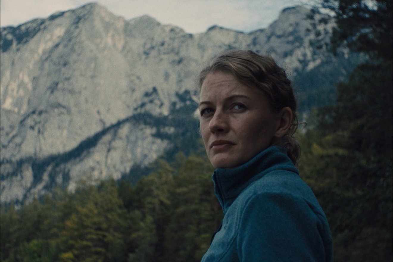 Erőss Zsolt hegymászó feleségének, Sterczer Hildának az alakját a gyergyóremetei születésű Pál Emőke formálja meg •  Fotó: Magasságok és mélységek/Facebook