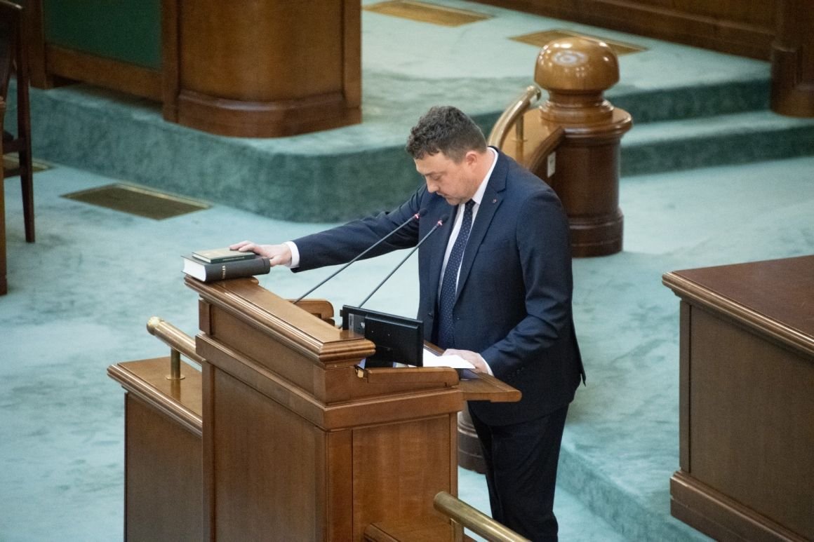Letette a hivatali esküt Novák Levente •  Fotó: RMDSZ