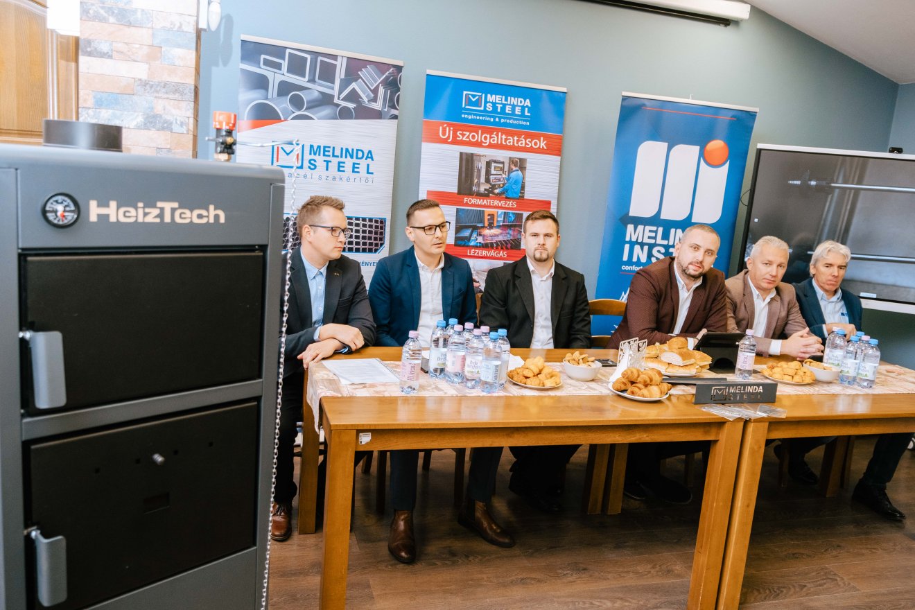 Kelemen Lóránd, Nagy Endre, Bakó Lajos-Tamás, Hajdó Lehel, Benkő Zsolt és Geréb Előd. Na meg a HeizTech kazán •  Fotó: Szabó Attila