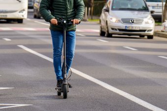 Kötelező biztosítást kell majd fizetni bizonyos e-rollerekre és -kerékpárokra