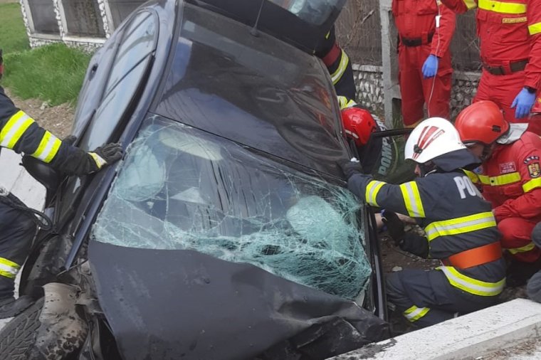 Hídfőnek ütközött autójával, életveszélyes állapotban szállították kórházba