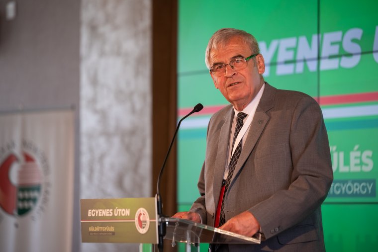 FRISSÍTVE - Érvényben marad a Tőkés László román érdemrendjét visszavonó elnöki rendelet