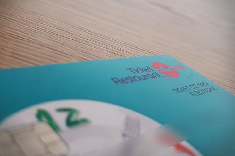Elkezdődött az alapélelmiszerekre és meleg ételre váltható szociális utalványok nyomtatása