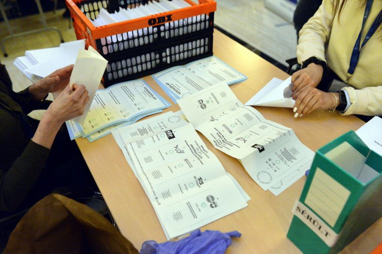 A Fidesznél van az előny a részeredmények szerint
