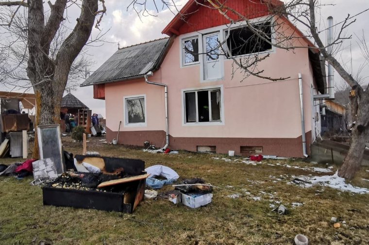 Kigyúlt egy ház, ketten égési sérüléseket szenvedtek