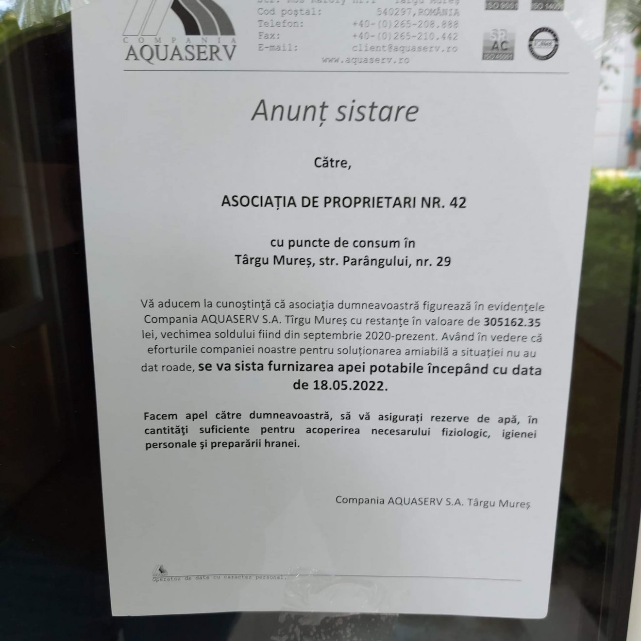 A kifüggesztett felszólítás szerint szerdától nem lesz ivóvíz-szolgáltatás több marosvásárhelyi tömbházban 