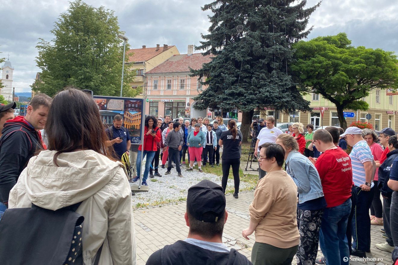 Az idei sétán közel ötven a Caritas-központba járó fiatal vett részt •  Fotó: Albert Eszter