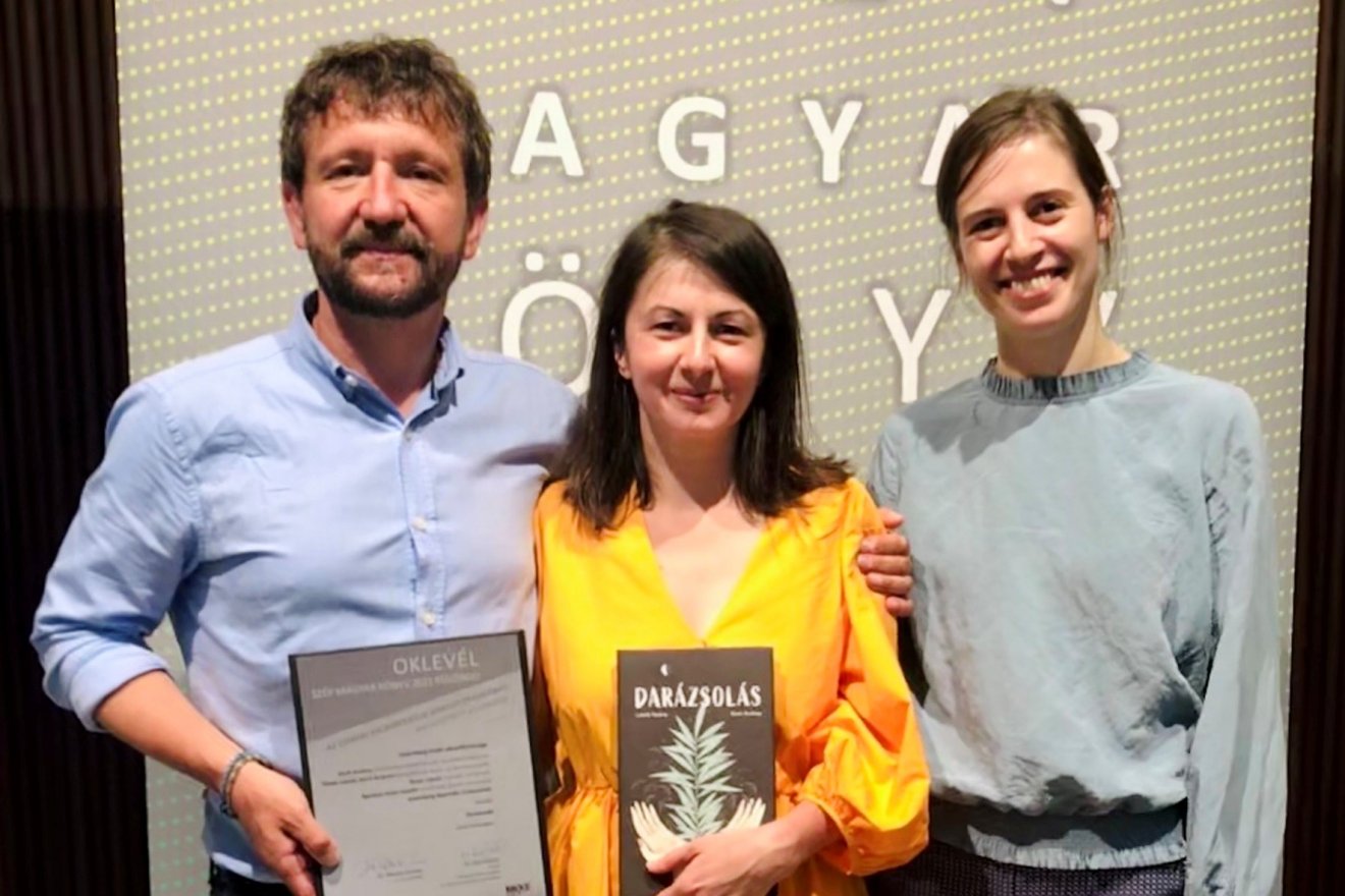 Tőzsér László, a Gutenberg kiadó vezetője, Kürti Andrea illusztrátor és Ágoston-Szász Katalin szerkesztő •  Fotó: Forrás: Gutenberg Kiadó