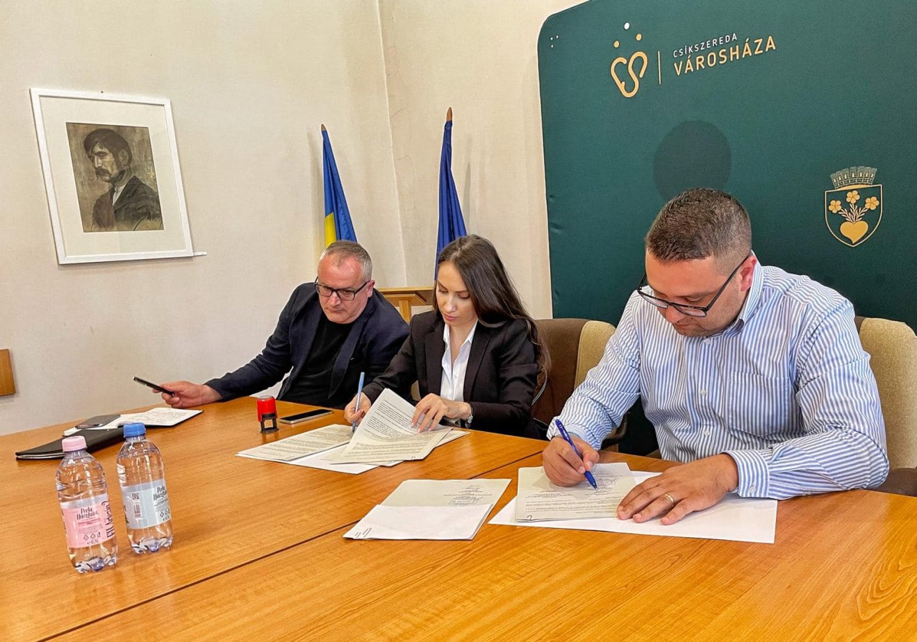 Hat hónap áll a cégek rendelkezésére a munkálatok lebonyolítására – hangzott el a szerződések aláírásán •  Fotó: Csíkszereda Polgármesteri Hivatala
