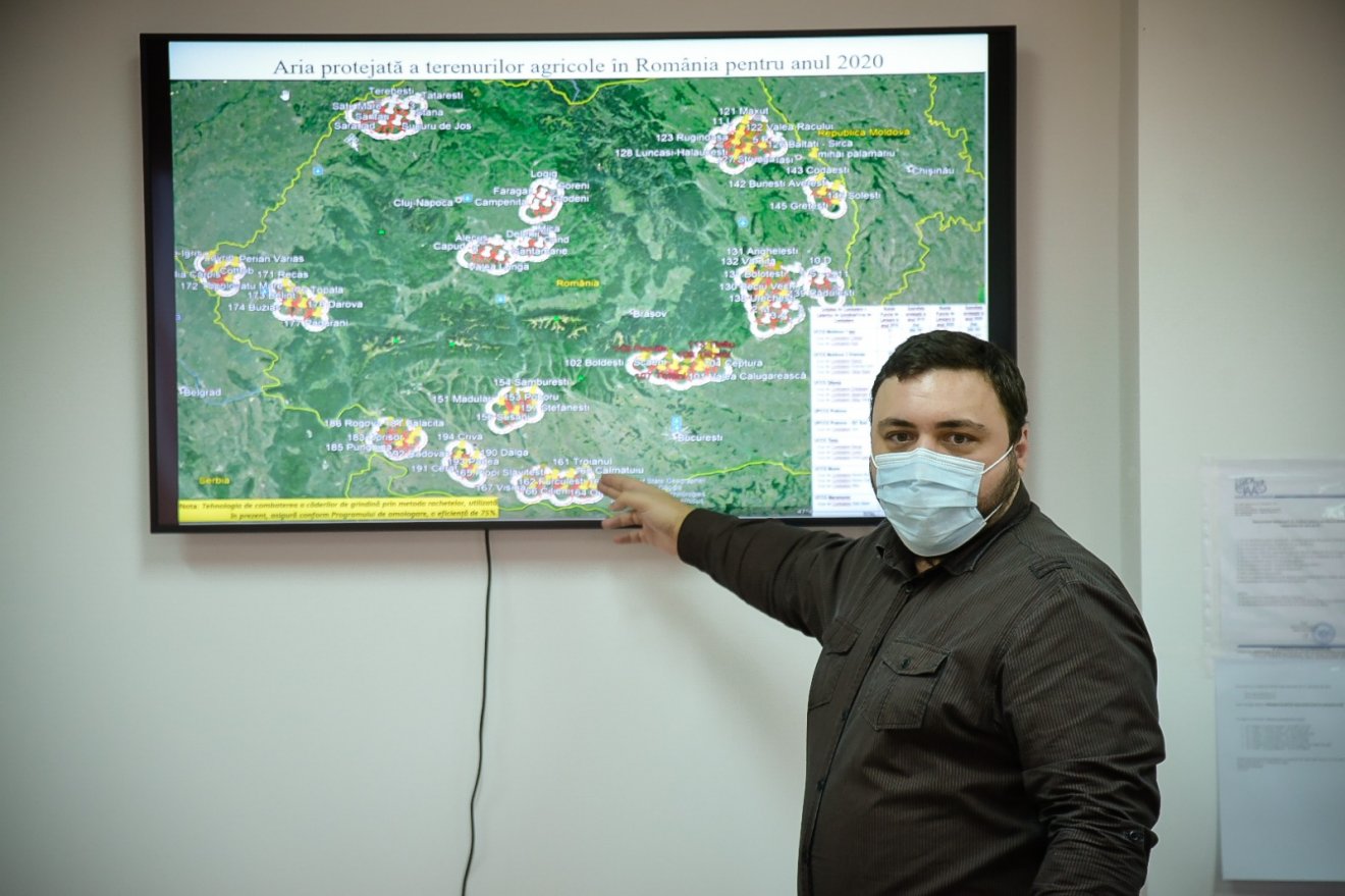 A vidrátszegi központban látják, hogy hol kell lőni jégágyúkkal •  Fotó: Maros megyei prefektúra