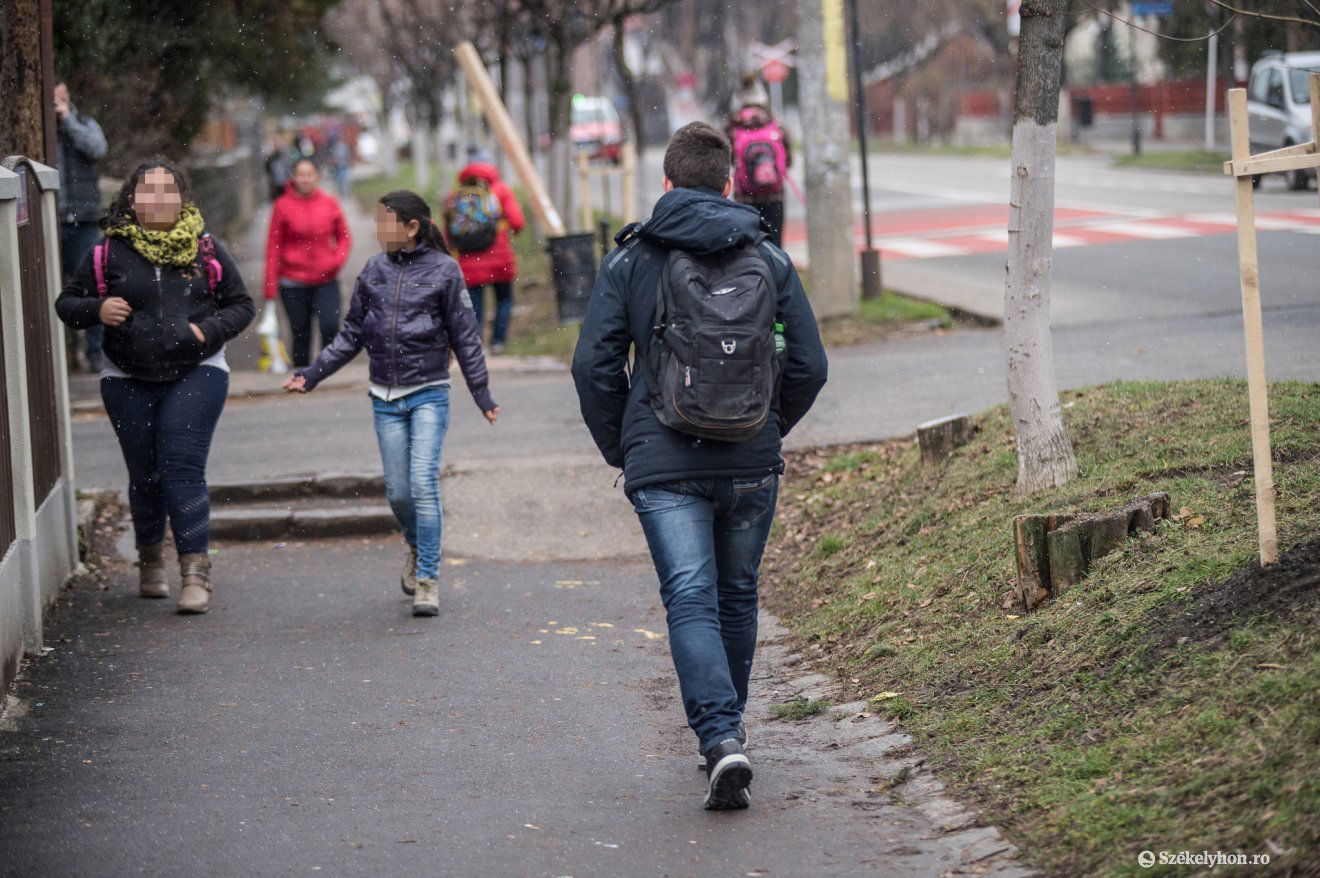 Sokat számít az, hogy az ország mely régiójában él a család, ha iskolaelhagyésról beszélünk •  Fotó: Barabás Ákos