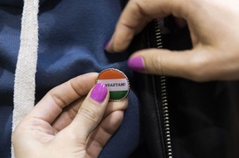 „Az a bajom, fiúk, hogy nem lehetek politikus!” Dalok a politikusokról és a választásokról (18+)