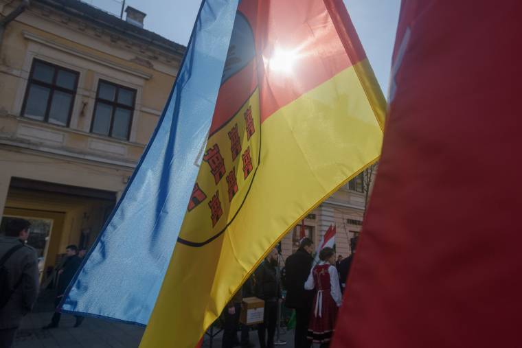 Erdély-zászló: valamennyi bírságot érvénytelenítette a bíróság