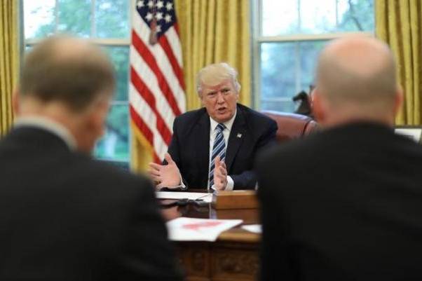 Volt FBI-vezető elismerte: vizsgálatot rendelt el Donald Trump esetleges elmozdítása ügyében