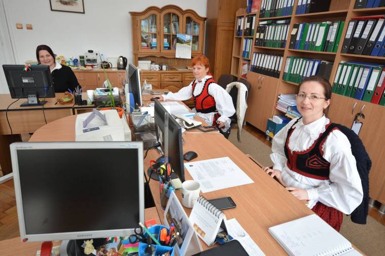 Székely ruhában mentek be dolgozni